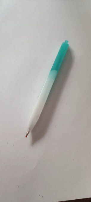 stylo vert et blanc