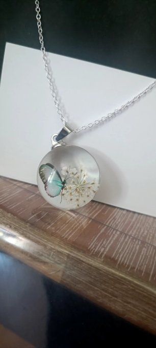 collier fleur blanche